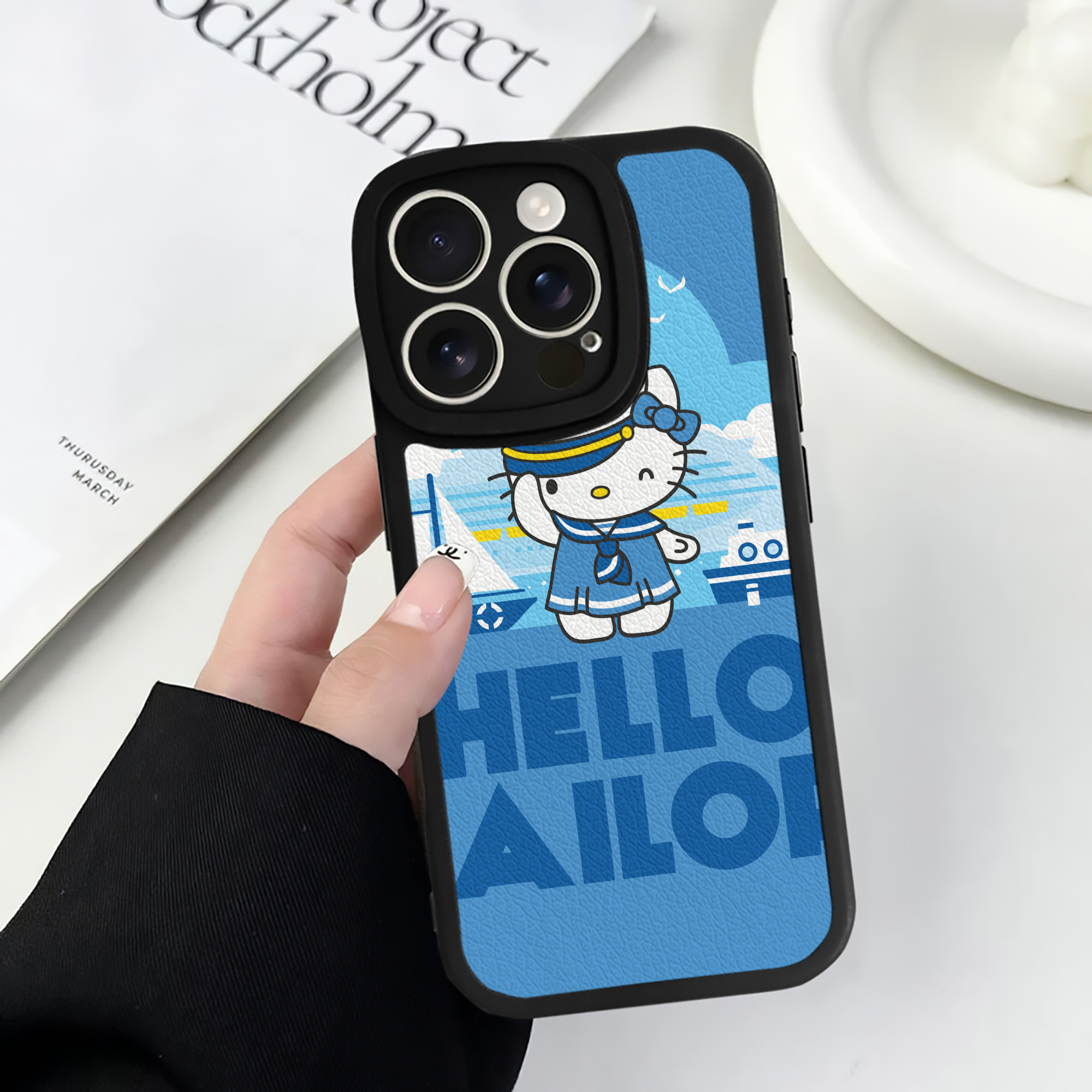 （画像用） Hello Kitty ハローキティ 【iPhone 16シリーズ対応】シリコンスマホケース（レザー調） 材質：シリコン